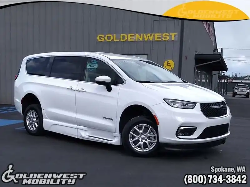 2023 Chrysler Pacifica Touring L's photo