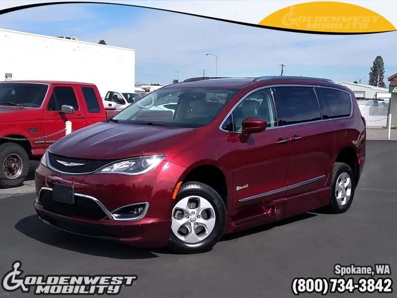 2017 Chrysler Pacifica Touring-L Plus photo 3
