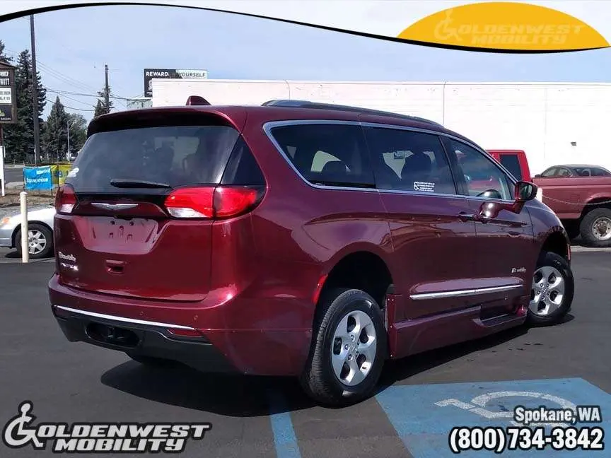 2017 Chrysler Pacifica Touring-L Plus photo 4