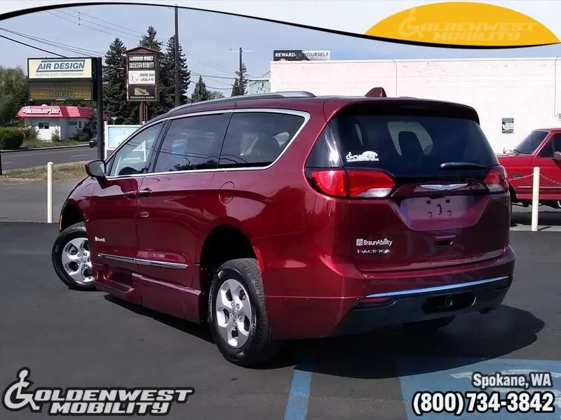 2017 Chrysler Pacifica Touring-L Plus photo 5