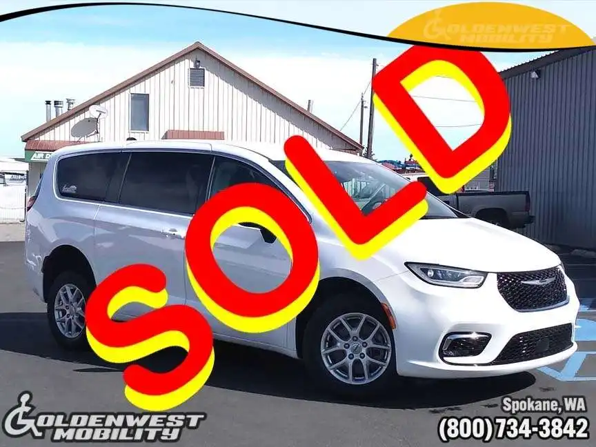 2023 Chrysler Pacifica Touring L's photo