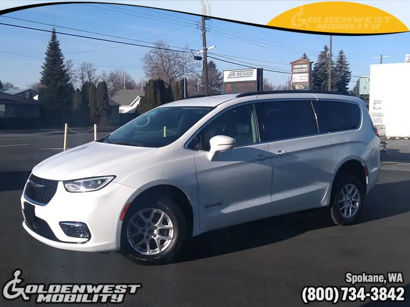 2022 Chrysler Pacifica Touring L's photo