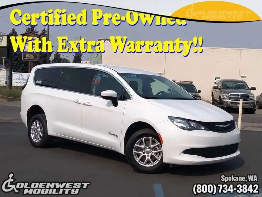2023 Chrysler Voyager LX's photo