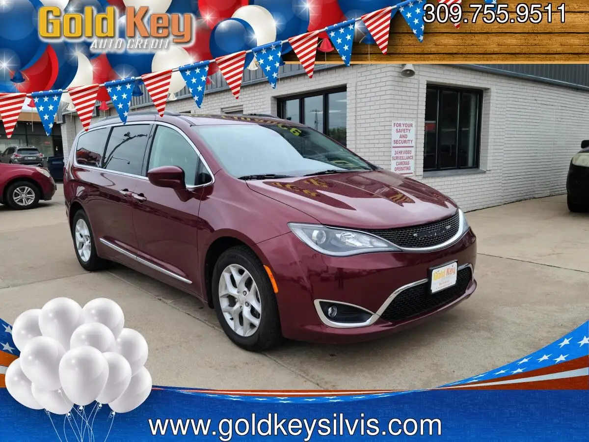 2017 Chrysler Pacifica Touring-L photo 1