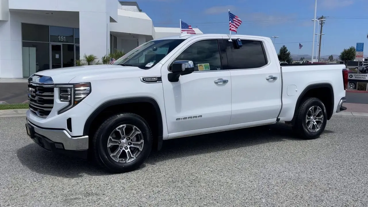 2025 GMC Sierra 2WD Crew Cab Short Box SLT photo 4