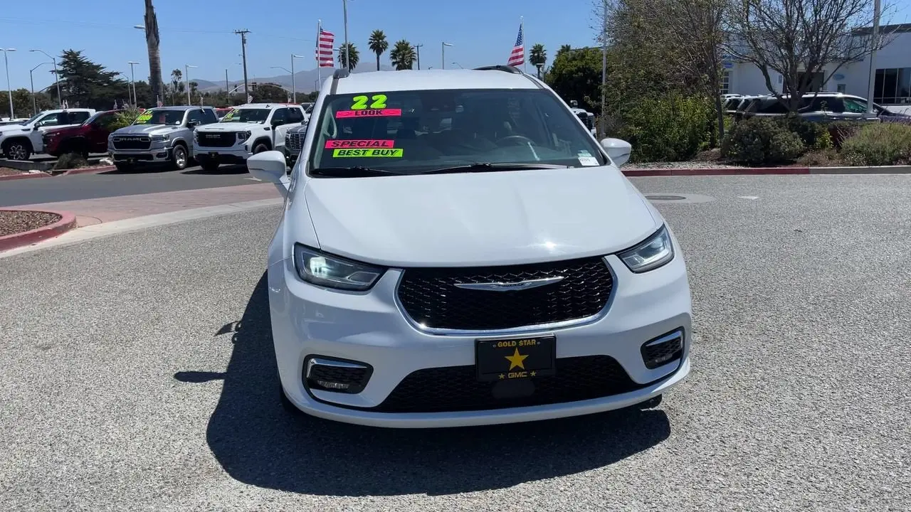 2022 Chrysler Pacifica Touring L photo 3