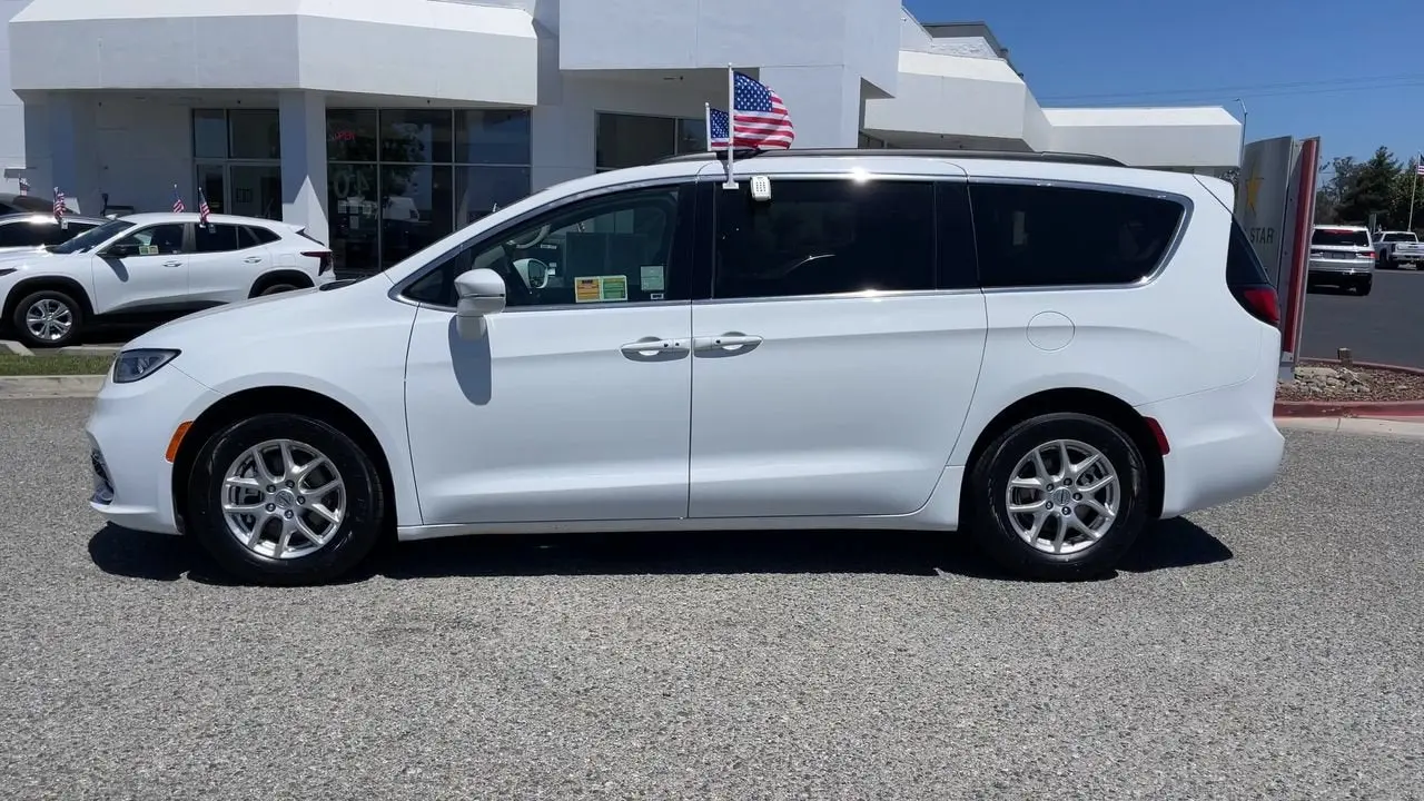2022 Chrysler Pacifica Touring L photo 5