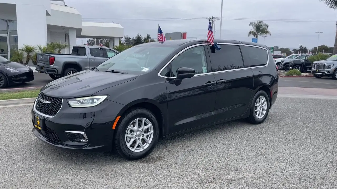 2023 Chrysler Pacifica Touring L photo 4
