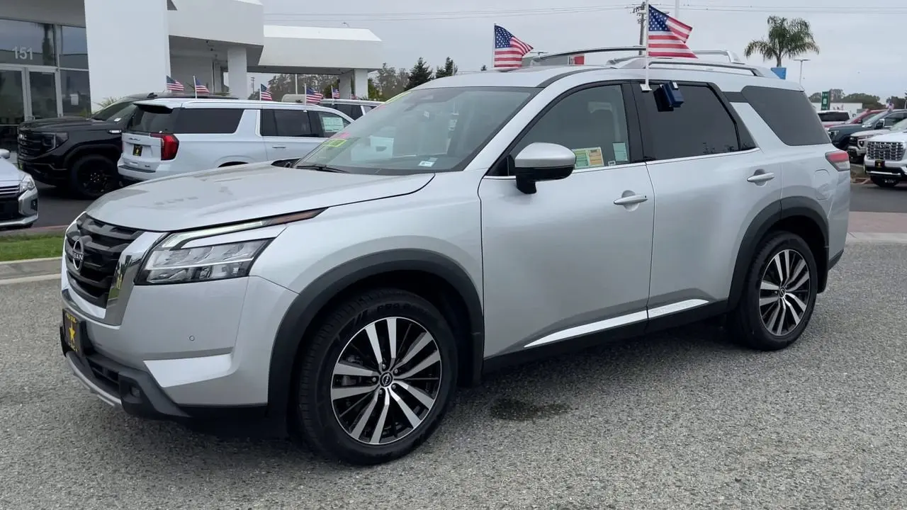 2023 Nissan Pathfinder Platinum 2WD photo 4