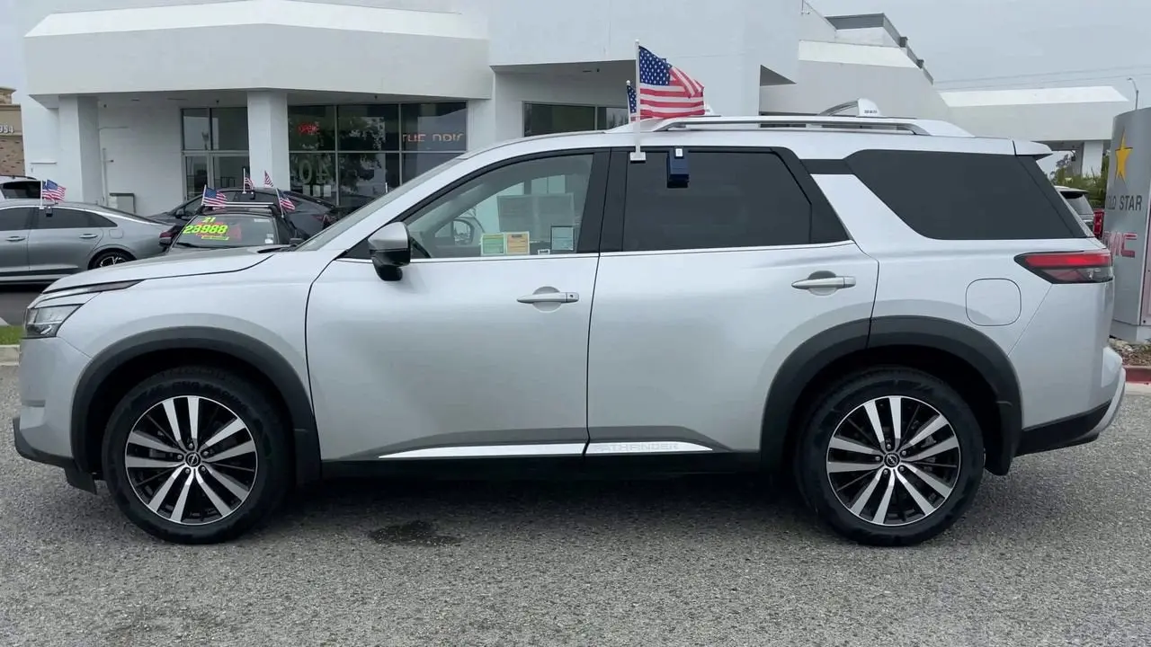 2023 Nissan Pathfinder Platinum 2WD photo 5