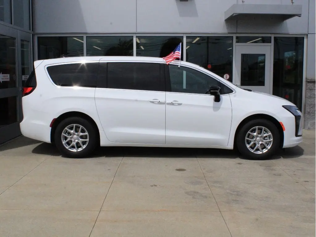 2027 Chrysler Pacifica Select photo 4
