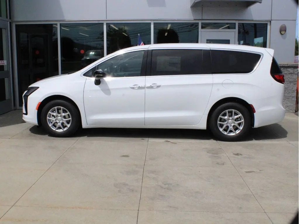 2027 Chrysler Pacifica Select photo 5