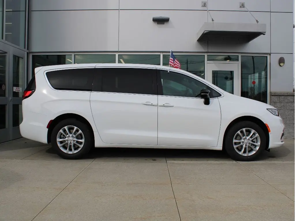 2026 Chrysler Pacifica Select AWD photo 4