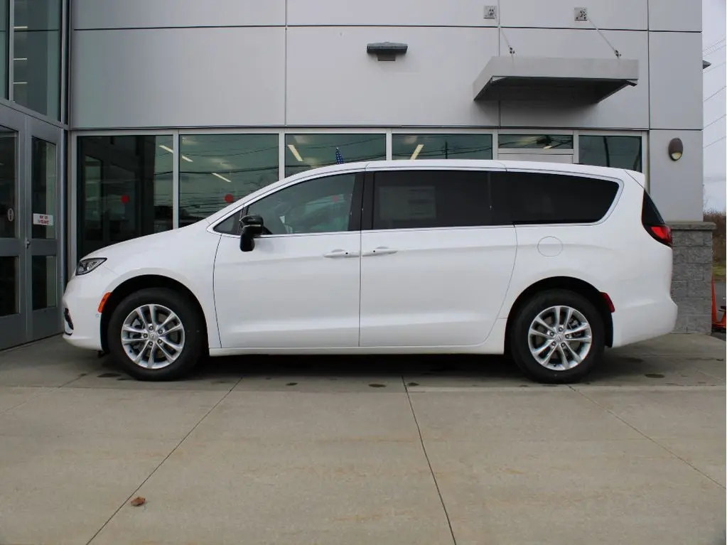 2026 Chrysler Pacifica Select AWD photo 5