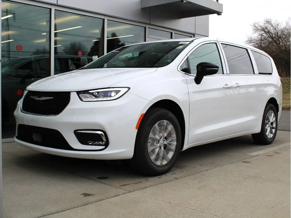 2026 Chrysler Pacifica Select AWD photo 3