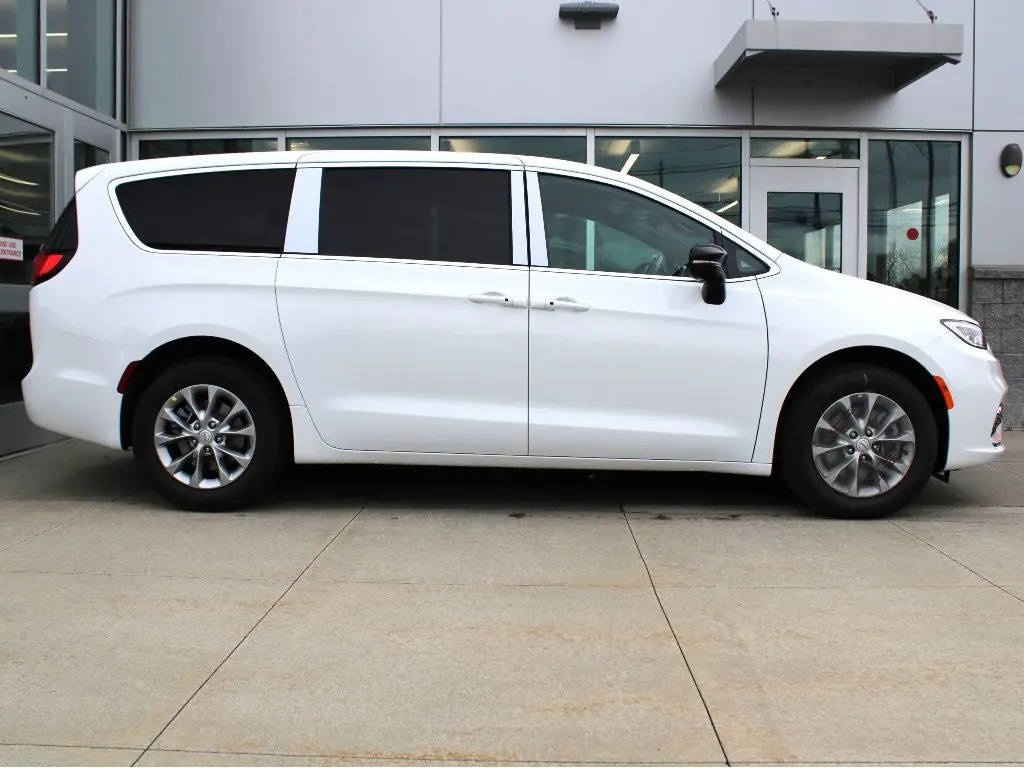 2026 Chrysler Pacifica Select AWD photo 4