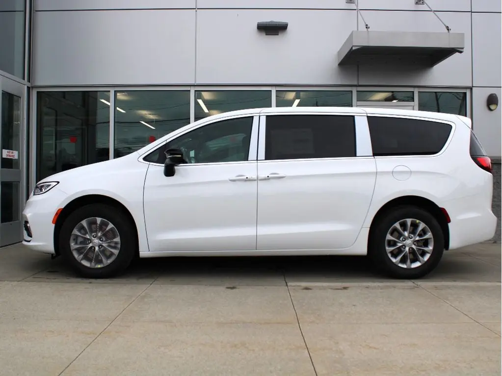 2026 Chrysler Pacifica Select AWD photo 5