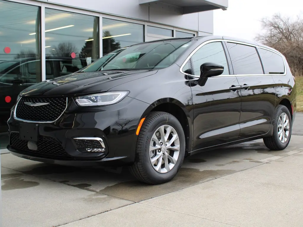 2026 Chrysler Pacifica Select AWD photo 3