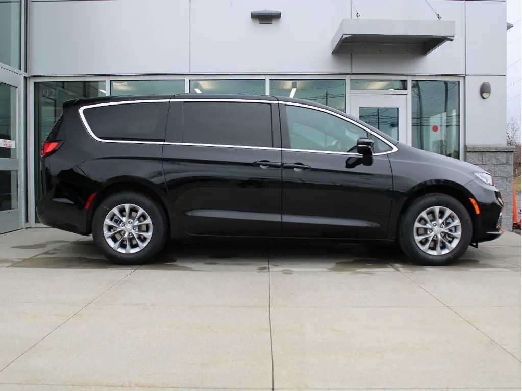 2026 Chrysler Pacifica Select AWD photo 4