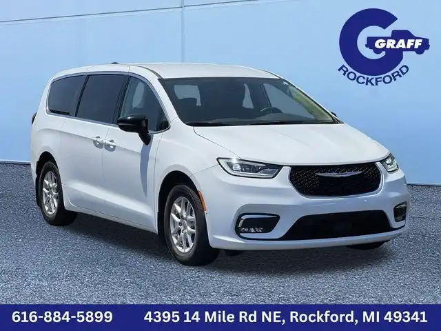 2024 Chrysler Pacifica Touring L's photo