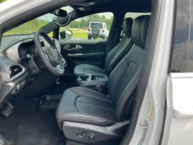 2027 Chrysler Pacifica Select photo 3
