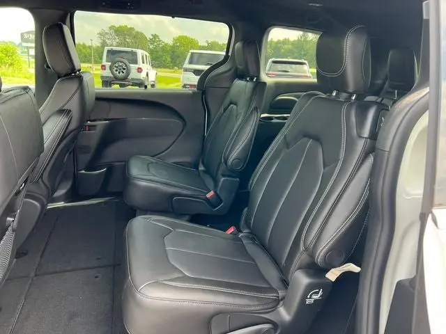 2027 Chrysler Pacifica Select photo 4