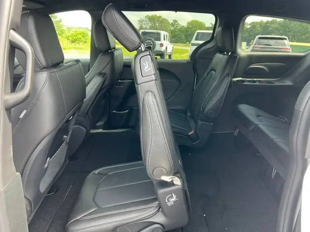 2027 Chrysler Pacifica Select photo 5