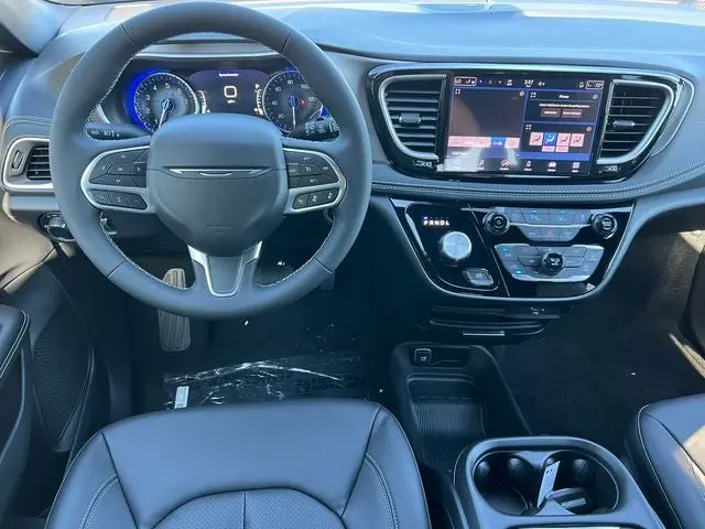2027 Chrysler Pacifica Select AWD photo 3