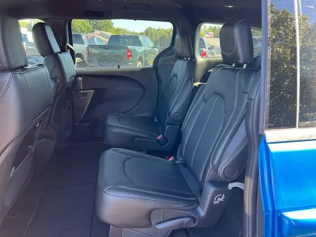 2027 Chrysler Pacifica Select AWD photo 5