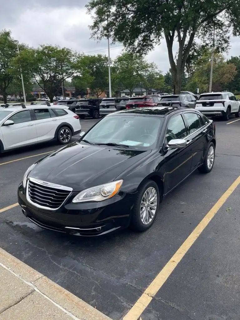 2013 Chrysler 200 Limited's photo