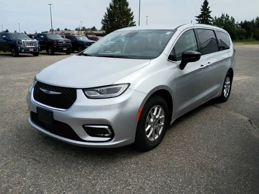 2024 Chrysler Pacifica Touring L's photo