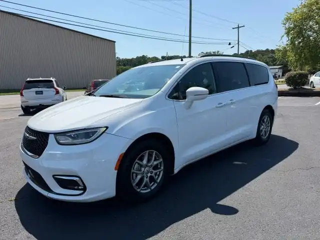2022 Chrysler Pacifica Touring's photo