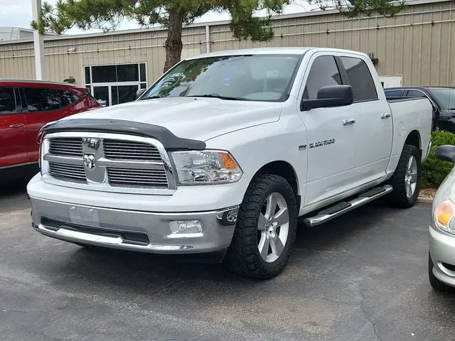 2012 RAM 1500 SLT 4x4 Crew Cab photo 3