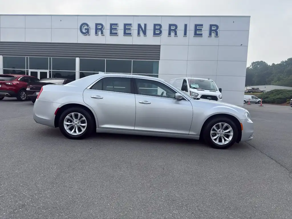 2021 Chrysler 300 Touring's photo