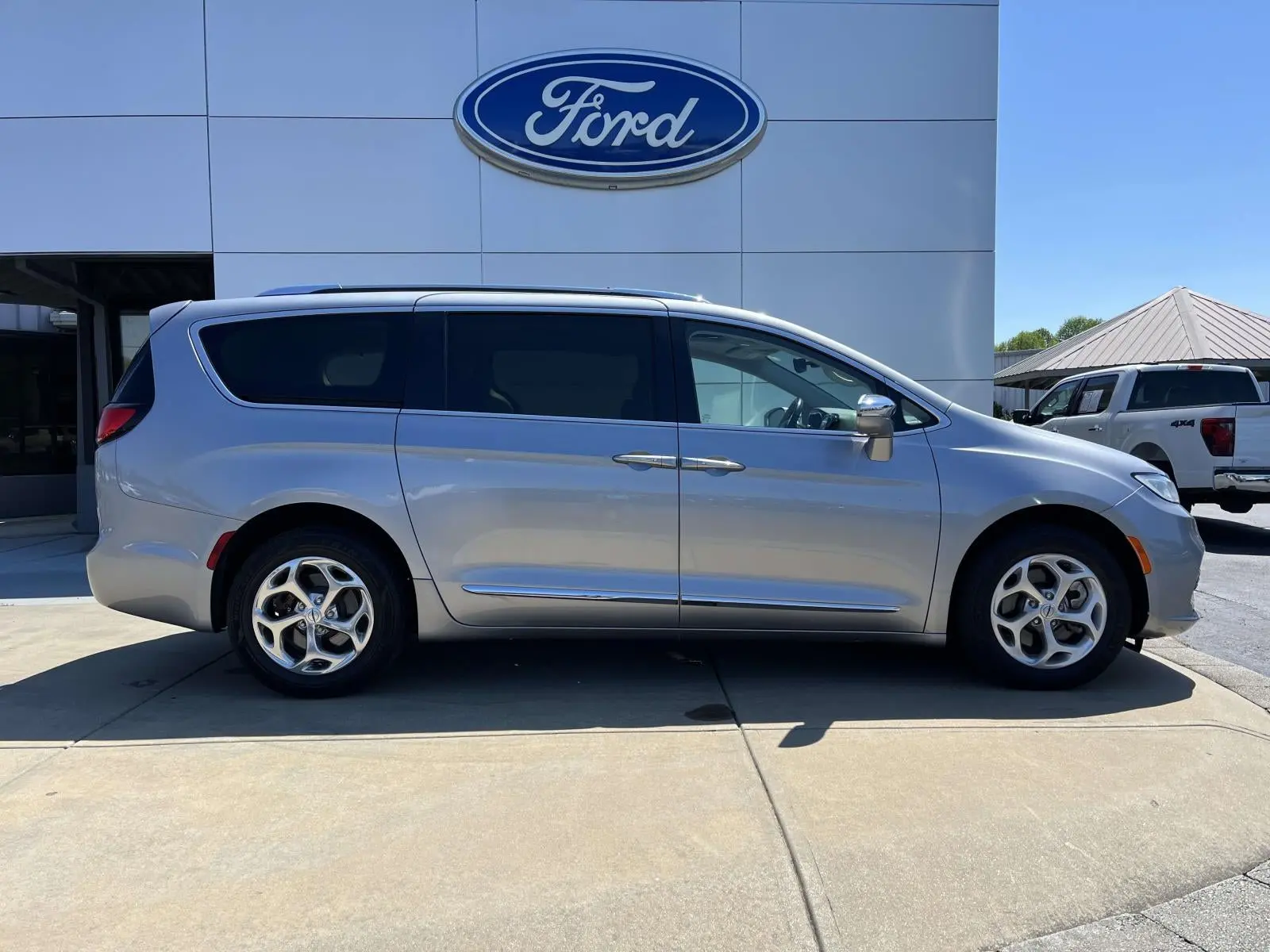 2021 Chrysler Pacifica Limited photo 3