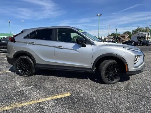 2023 Mitsubishi Eclipse Cross LE S-AWC photo 3