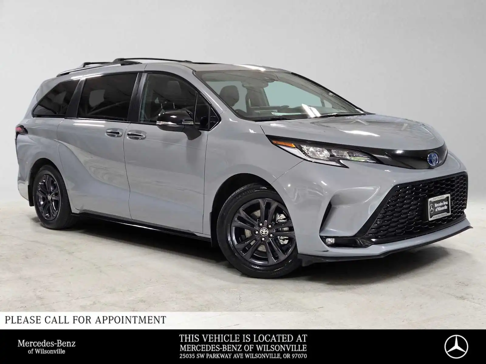 2025 Toyota Sienna XSE 7-Passenger Hybrid AWD's photo