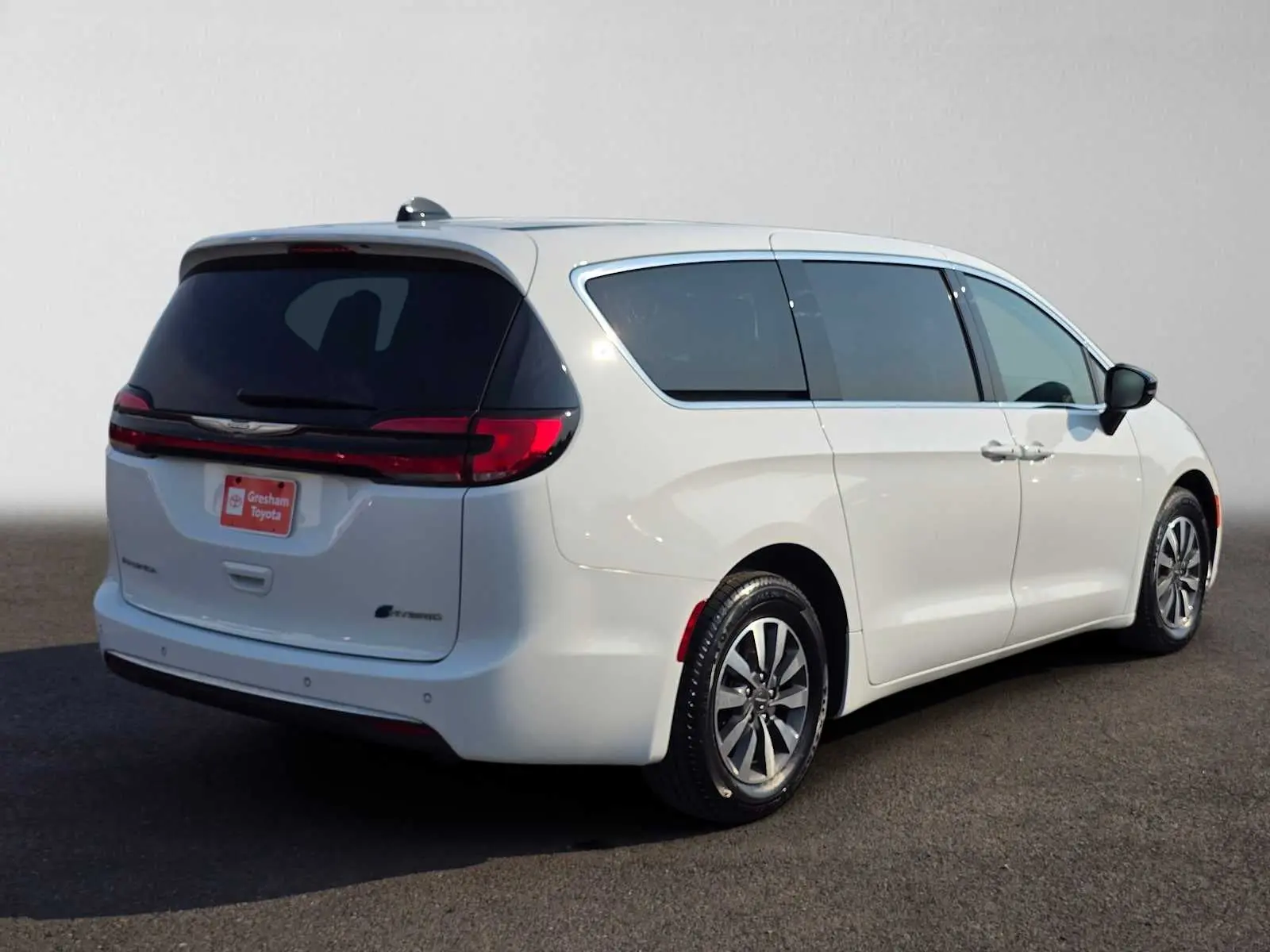 2024 Chrysler Pacifica Hybrid Select PHEV photo 3