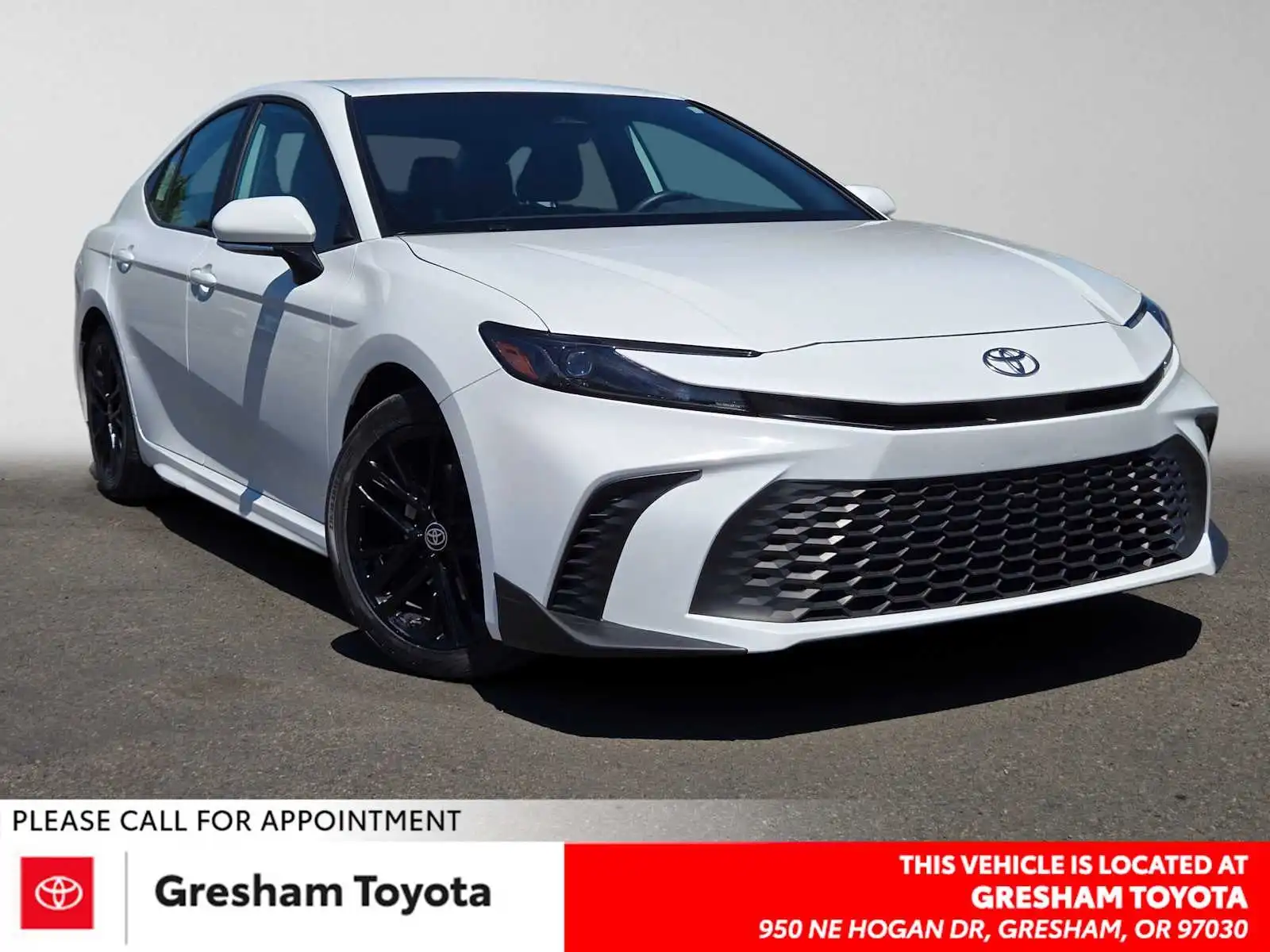 2025 Toyota Camry SE Hybrid's photo