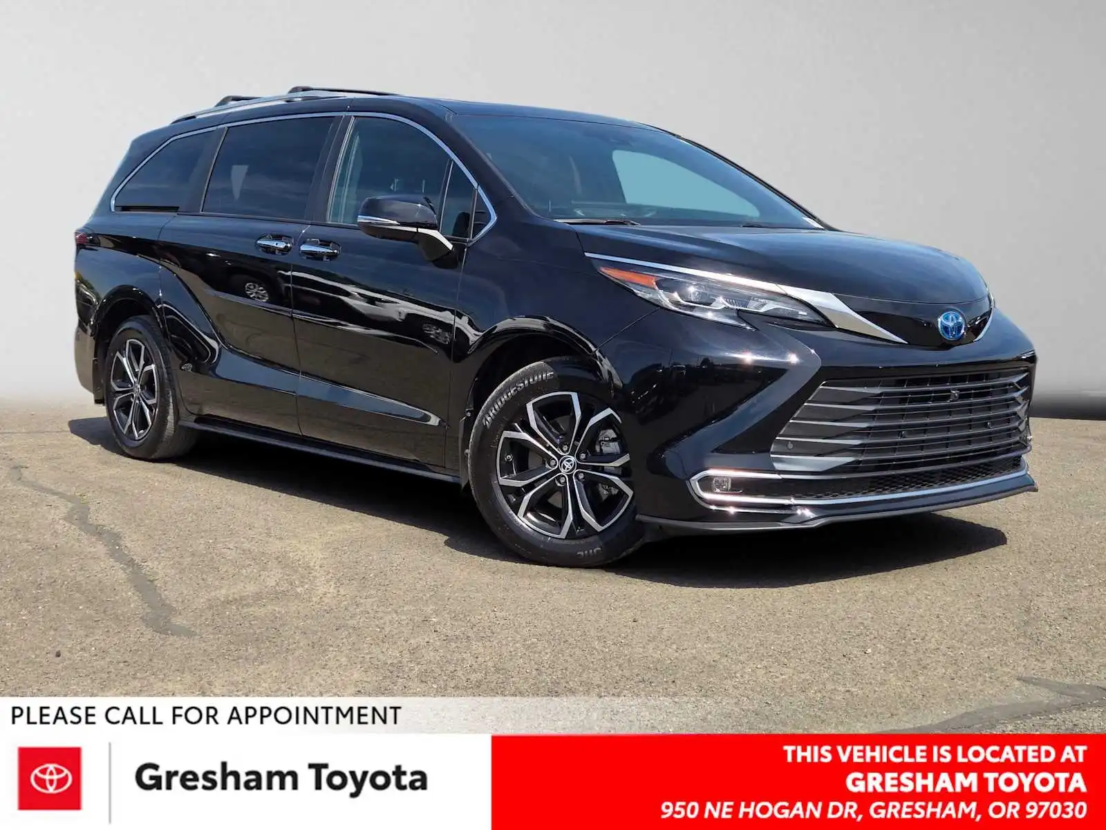 2025 Toyota Sienna Platinum 7-Passenger Hybrid AWD's photo