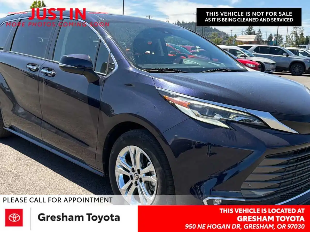 2023 Toyota Sienna Platinum 7-Passenger Hybrid AWD's photo