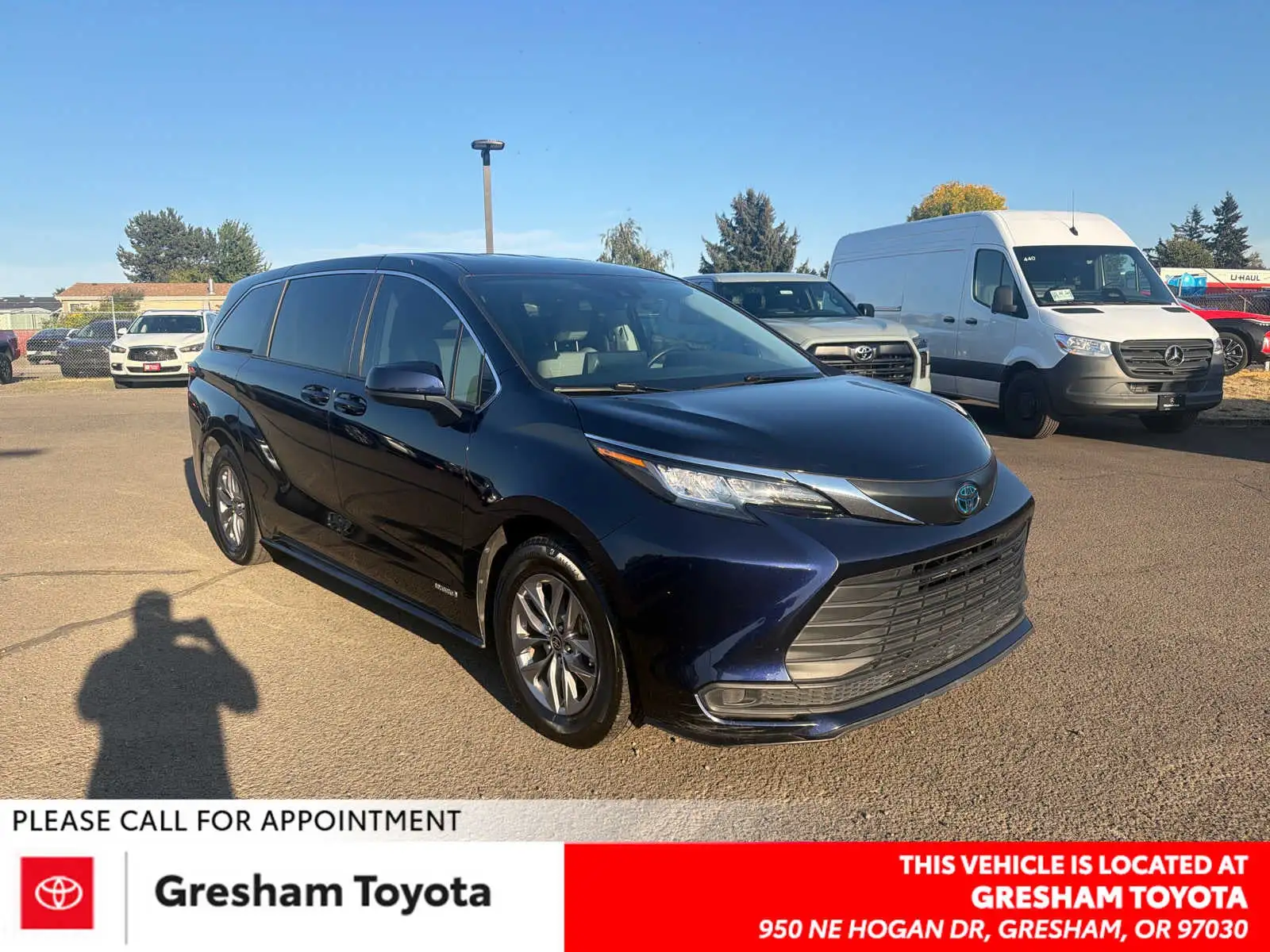 2021 Toyota Sienna LE 8-Passenger Hybrid FWD's photo