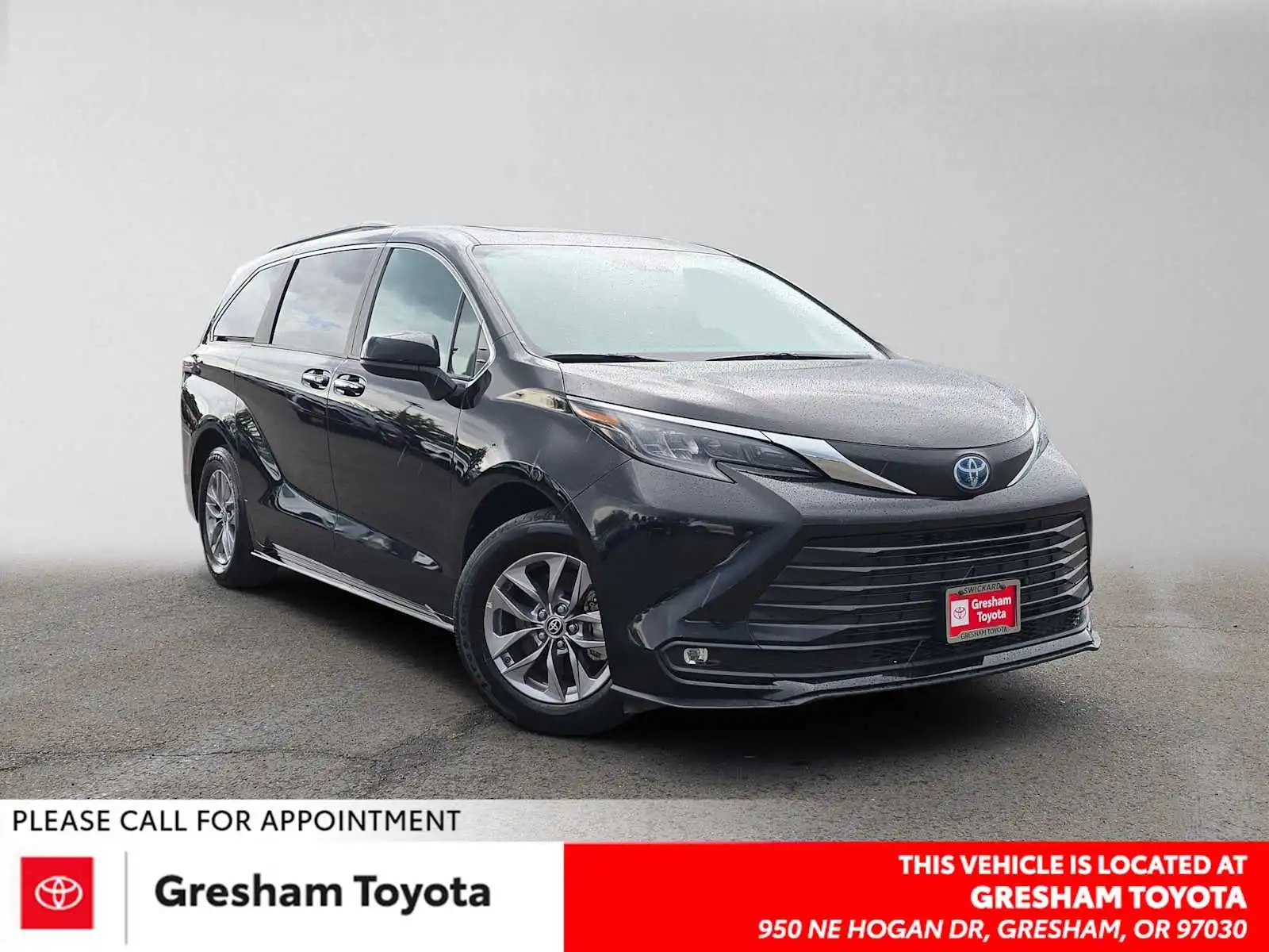2025 Toyota Sienna XLE 8-Passenger Hybrid FWD's photo