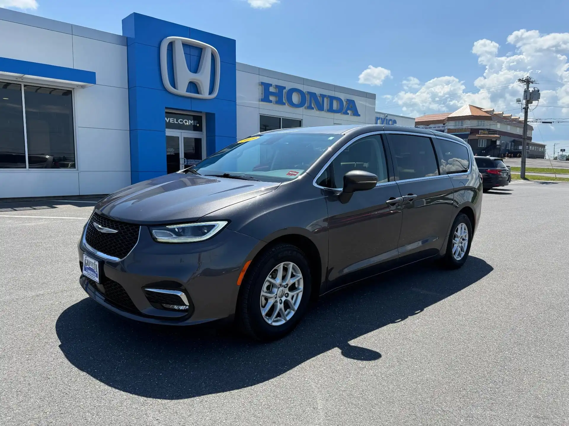 2023 Chrysler Pacifica Touring L's photo