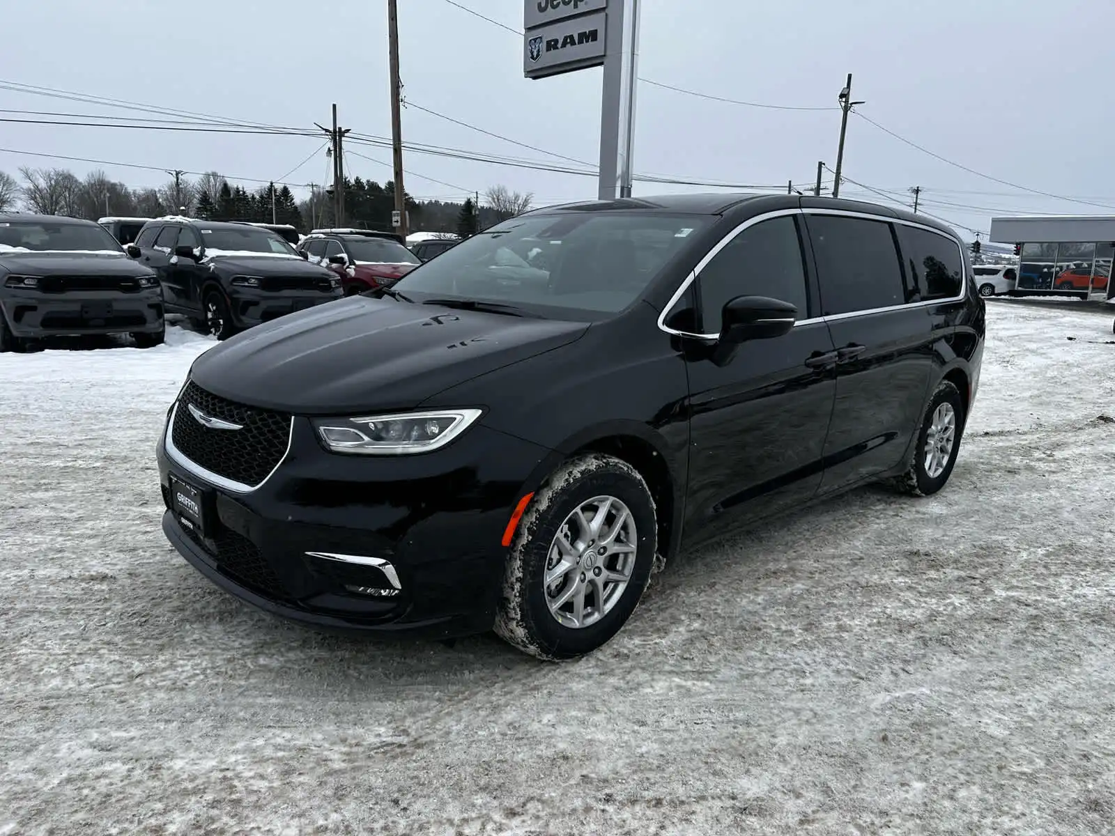 2026 Chrysler Pacifica Select's photo