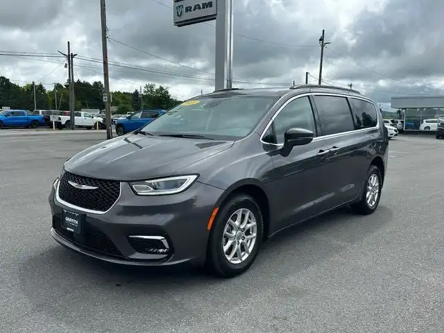 2022 Chrysler Pacifica Touring L's photo