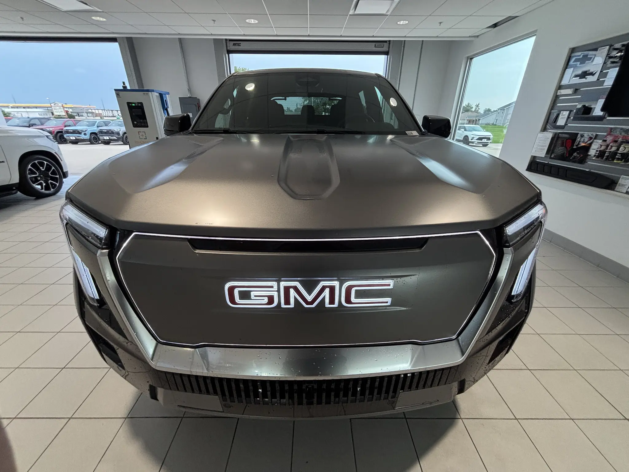 2026 GMC Sierra Denali Max Range Crew Cab e4WD photo 5