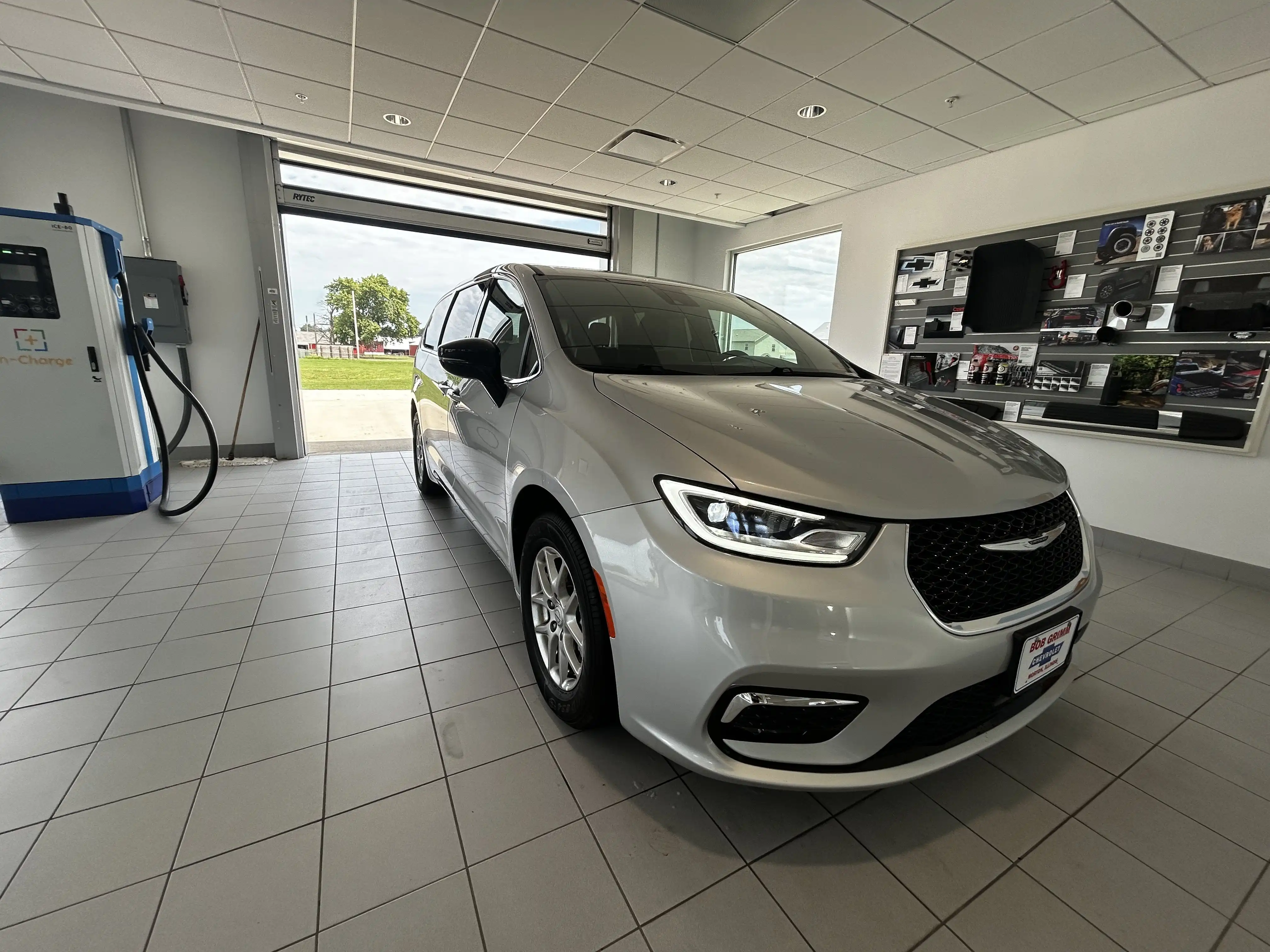 2026 Chrysler Pacifica Select's photo