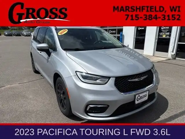 2023 Chrysler Pacifica Touring L's photo
