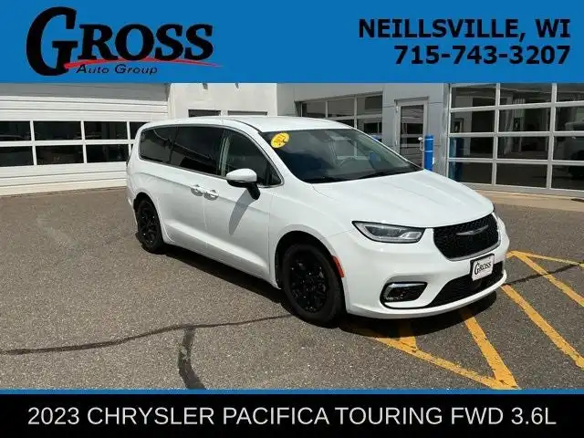 2023 Chrysler Pacifica Touring L's photo